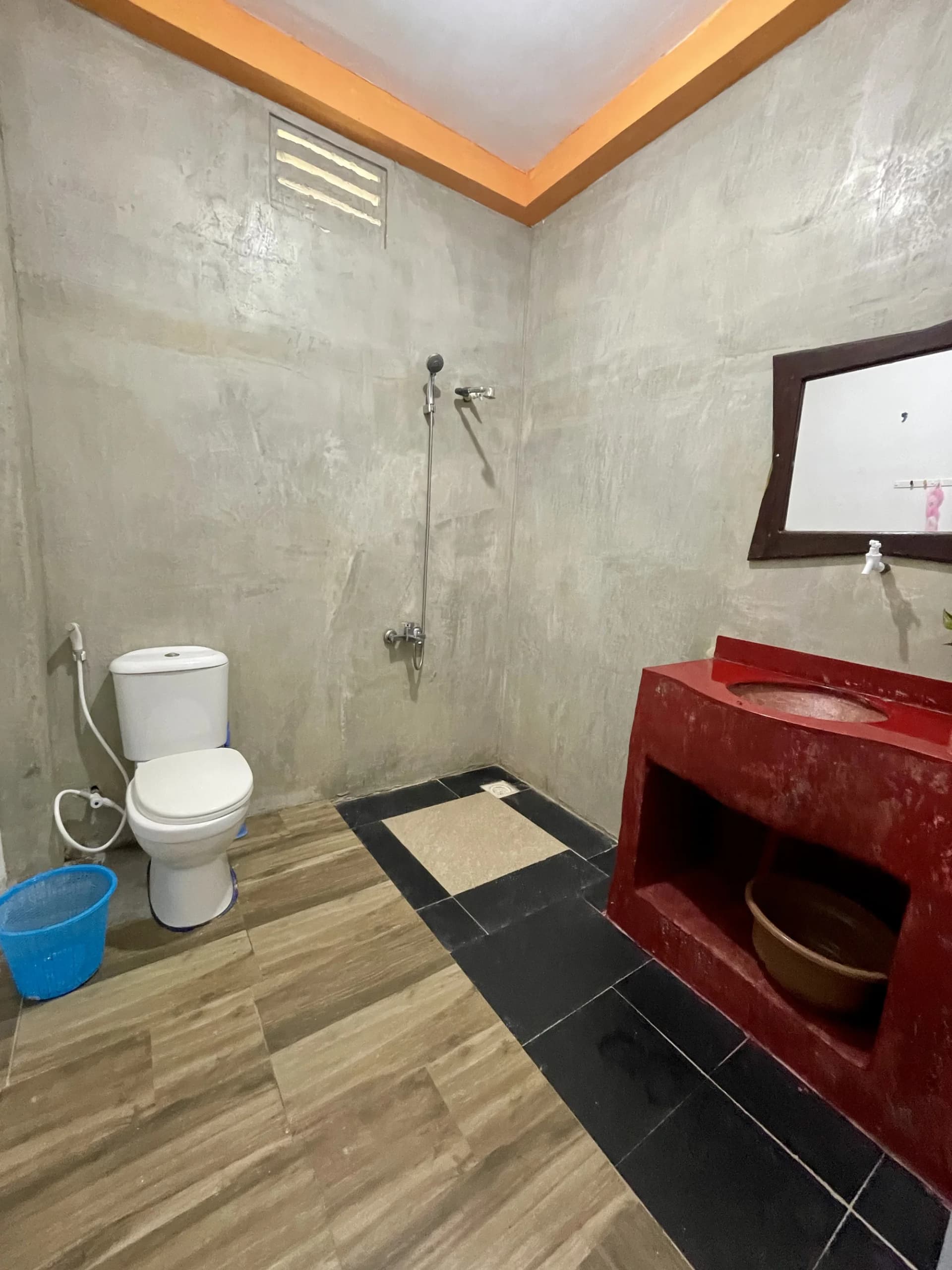Private attached bathroom with terracotta wash basin at Anu Villa