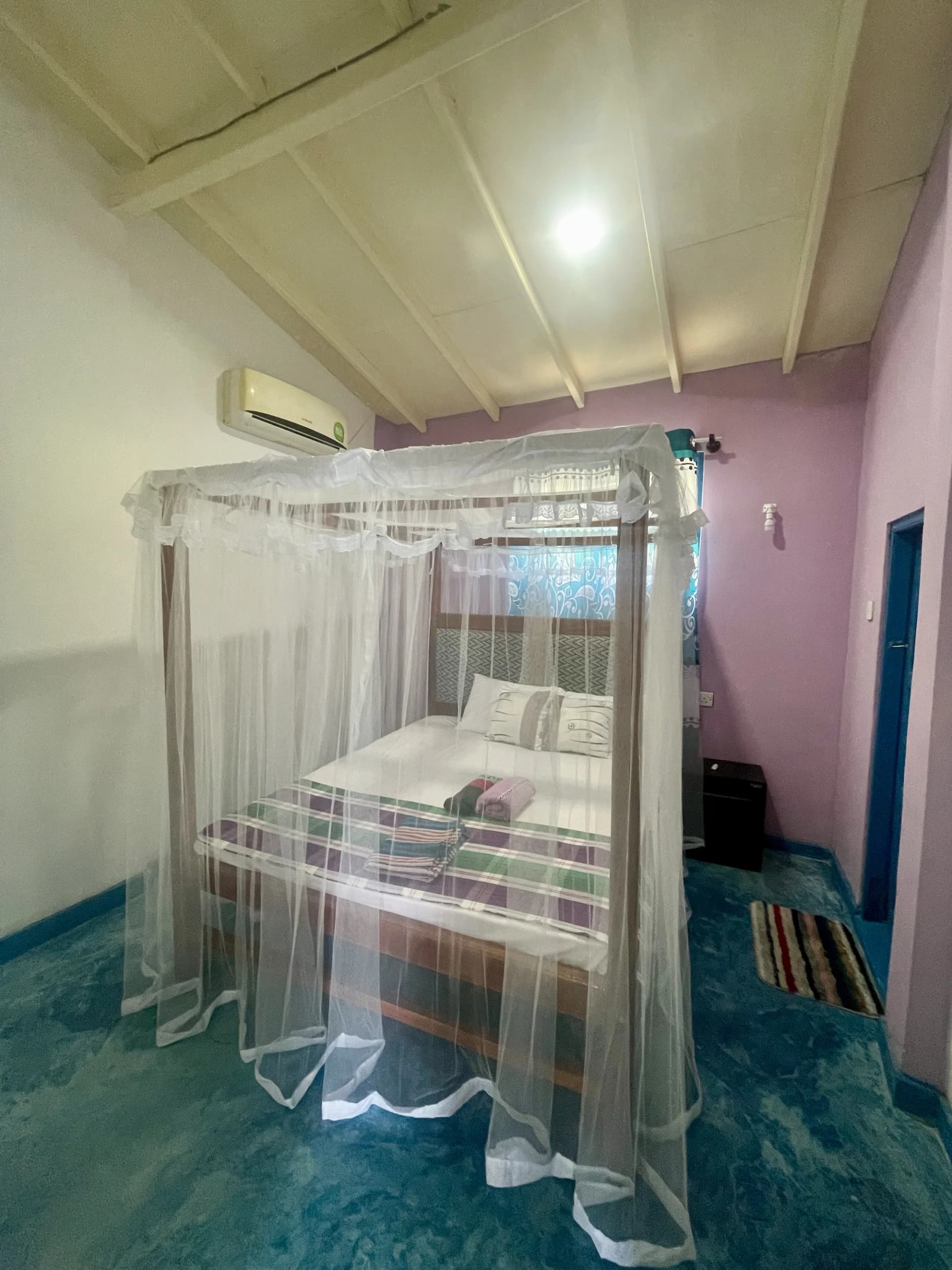 Apartment 2 bedroom suite with high timber ceiling and air conditioning at Anu Villa