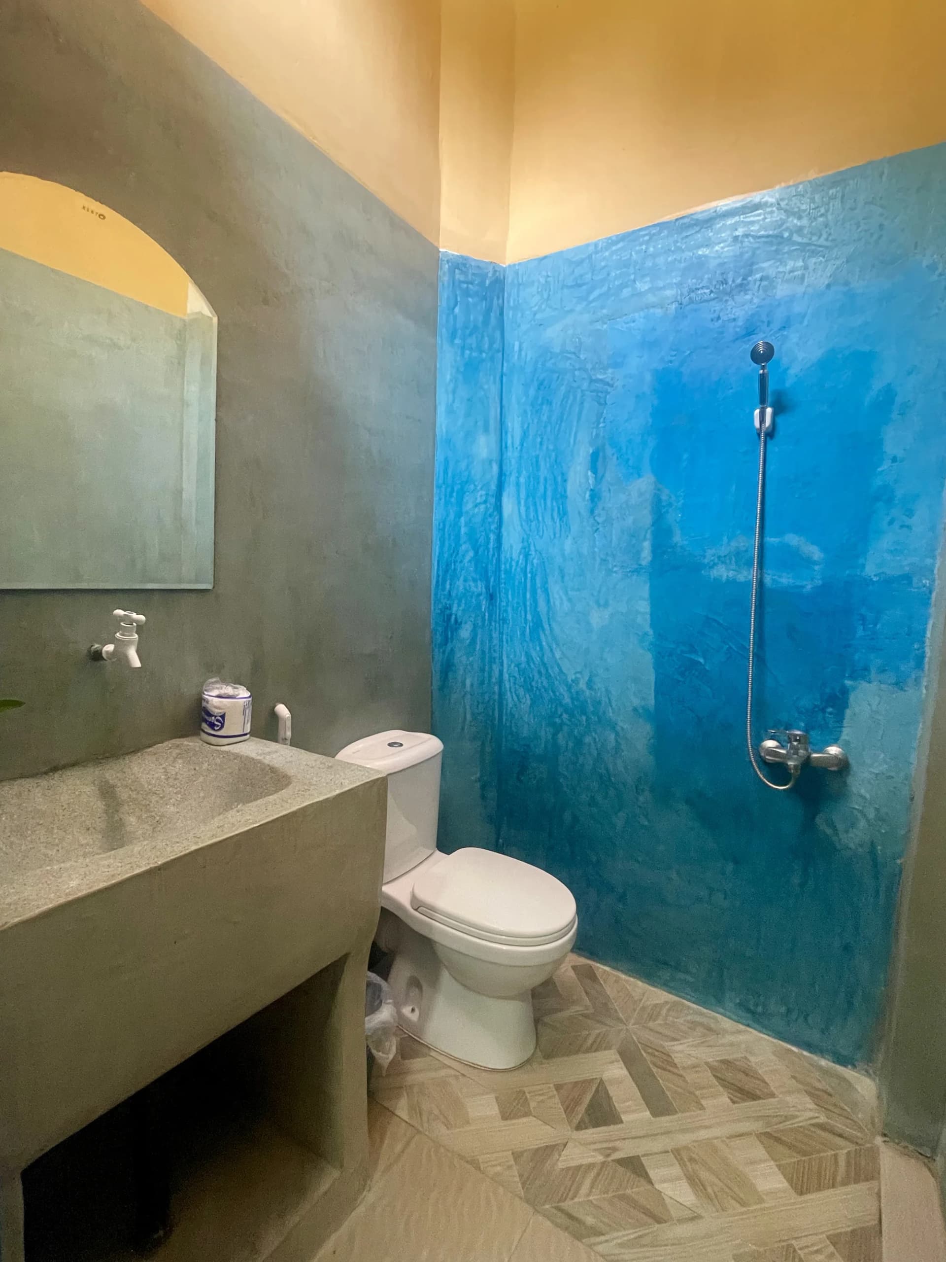 6 Attached En-Suite Baths