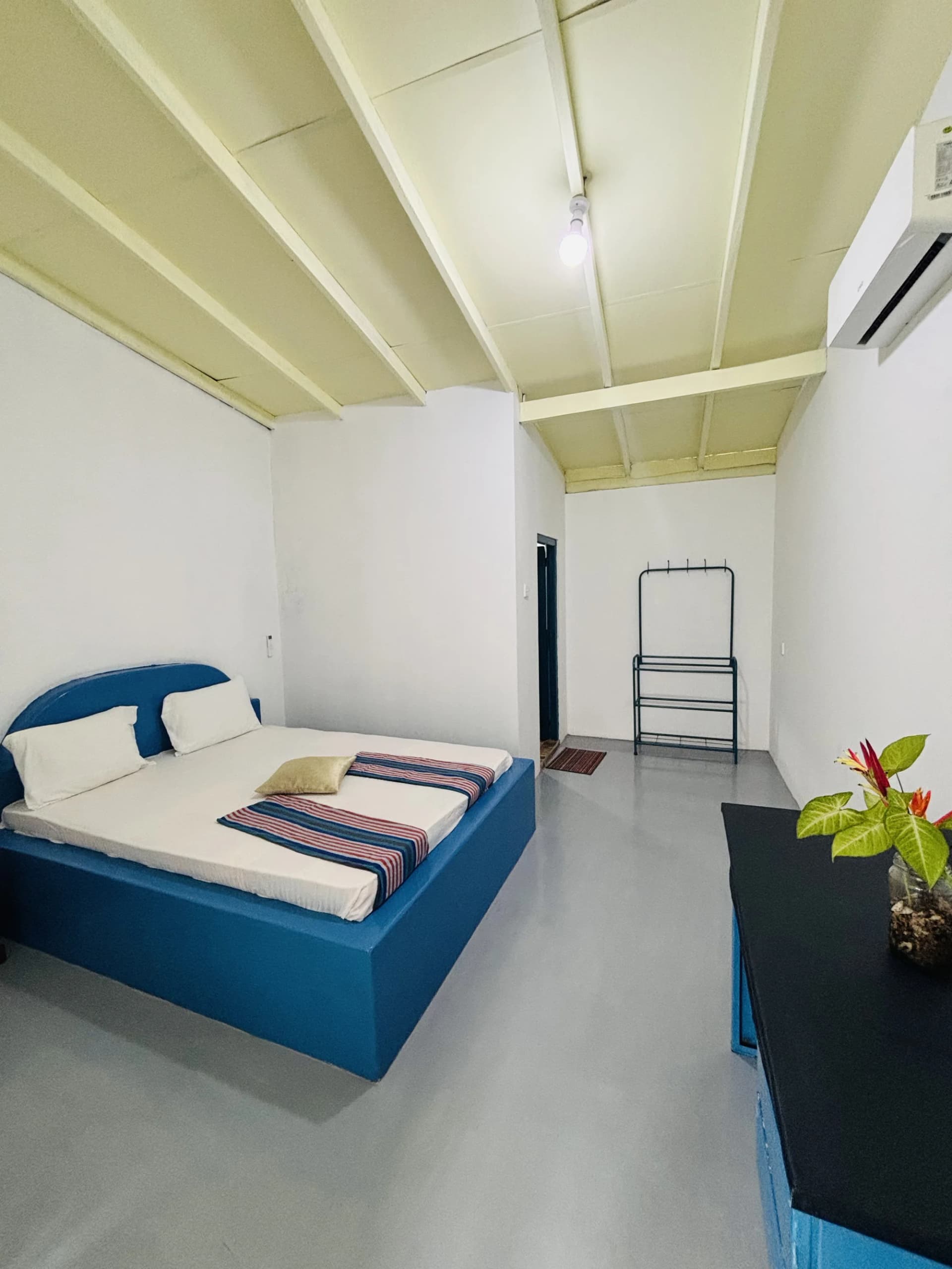 Room 1 bedroom suite with canopy bed