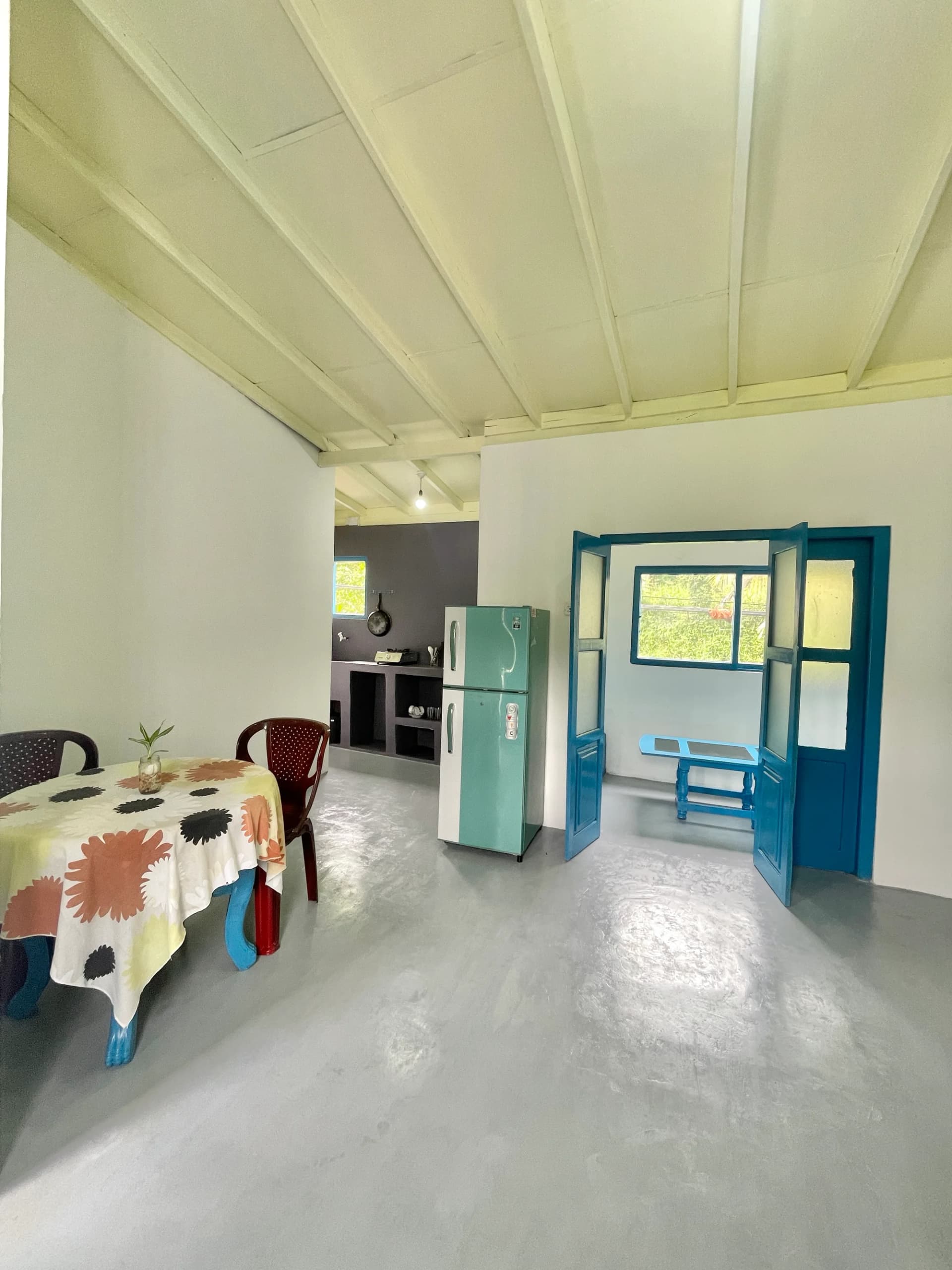 Kitchen amenities and refrigerator for guest cooking
